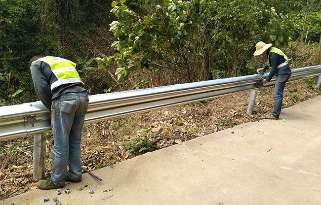 镇江高速公路护栏的定期维护与保养